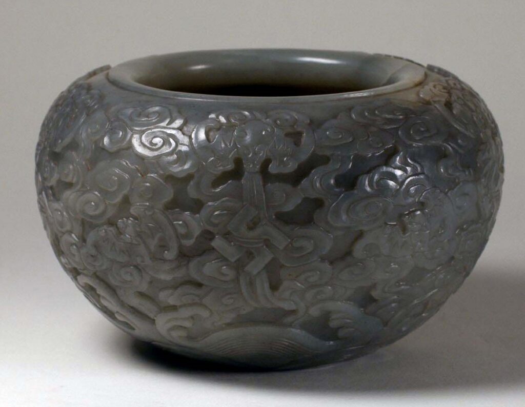 Coppa in giada, Cina, XVII-XIX secolo (h 10,4 x diam 17 cm).