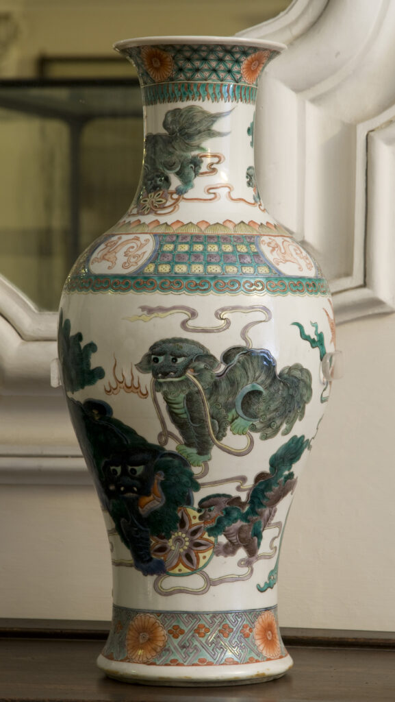 Vaso in porcellana famille verte, Cina, epoca Kangxi (1662-1722).