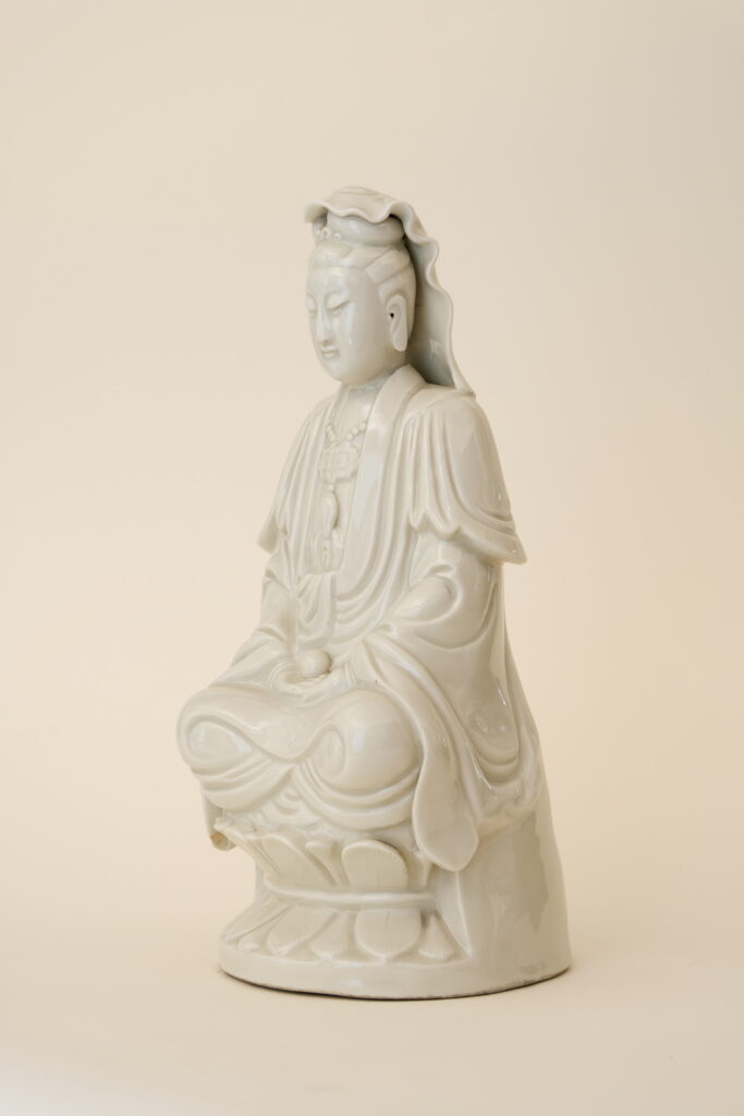 Guanyin, Cina, XVIII secolo (h 29 cm).