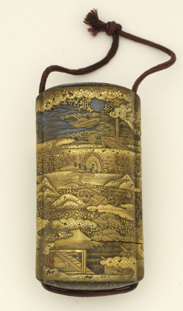 Inrō: scatolina laccata con cordoncino, vista frontale.