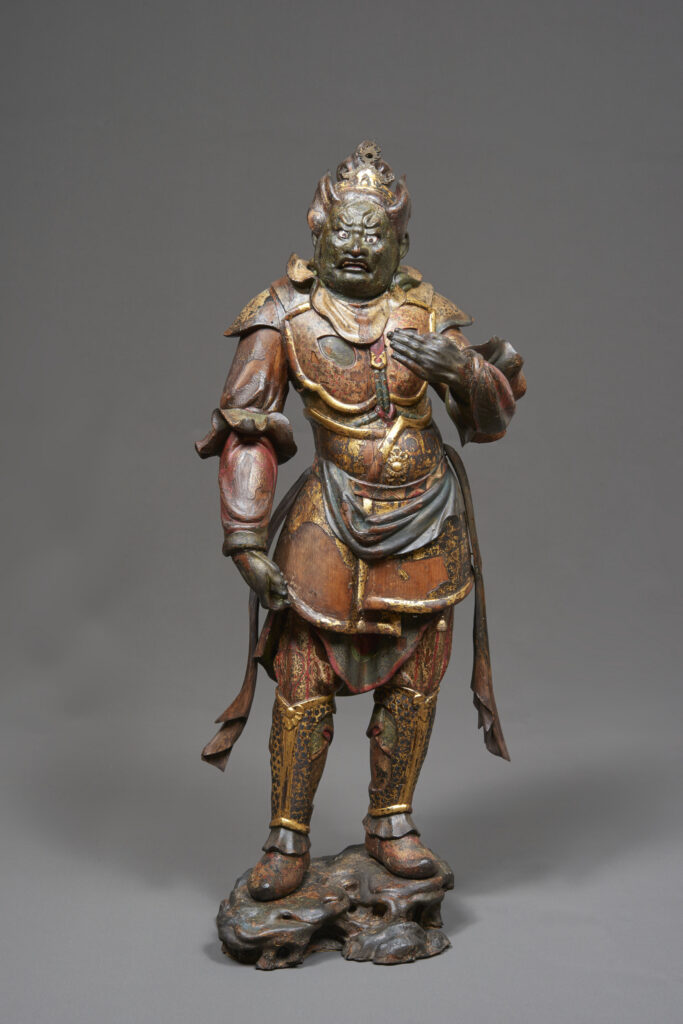 Guardiano del Buddha Nyorai: scultura lignea policroma del periodo Kamakura (1185–1333), vista frontale.