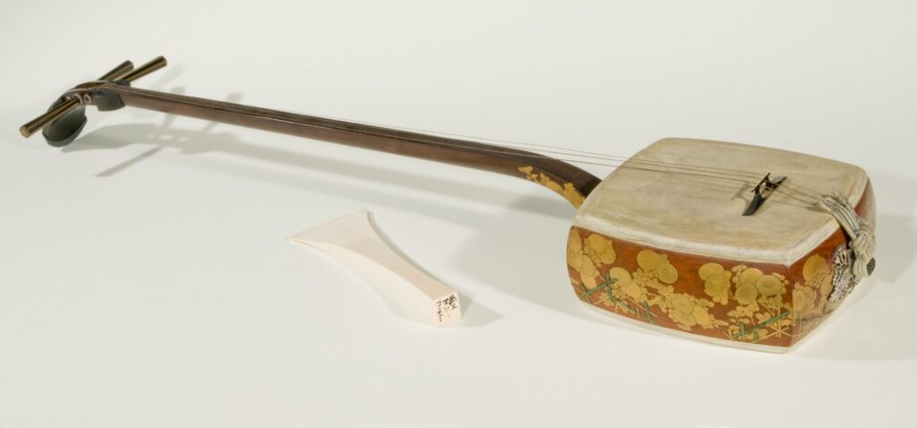Shamisen (liuto a tre corde) con cassa decorata in lacca, Giappone, periodo Edo.