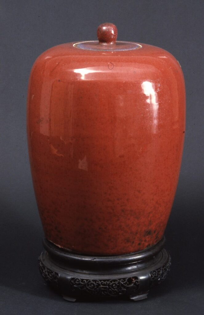 Vaso monocromo sang de boeuf con coperchio, Cina, prima metà del XIX secolo.