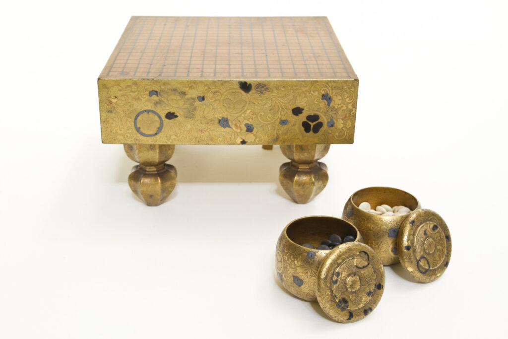 Tavoliere per il gioco del go, vista d’insieme.