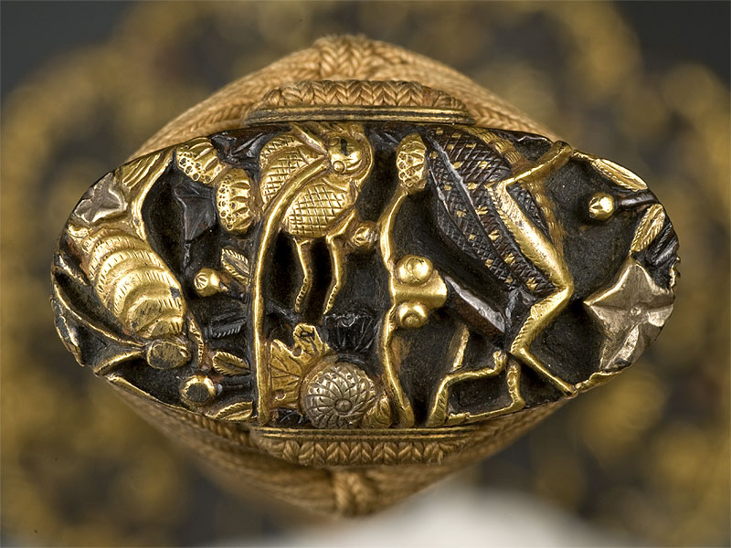 Kashira: base dell’impugnatura della spada, elemento decorativo.