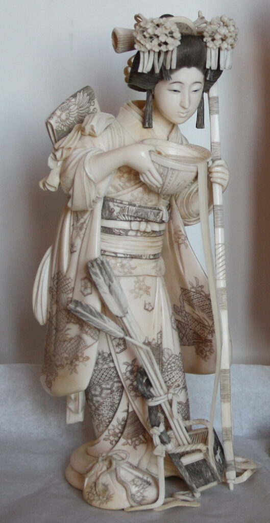 Shimamura Shunmei, L'eroina Tomoe Gozen: okimono (scultura decorativa) in avorio, Giappone, seconda metà XIX secolo.