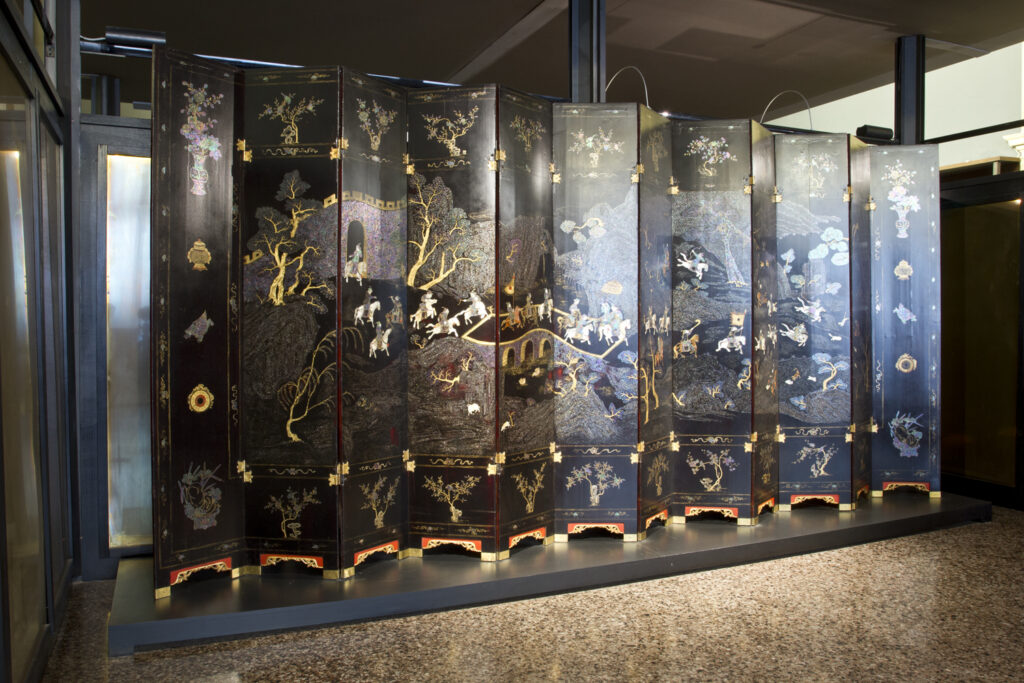 Paravento cinese in lacca tipo Coromandel, vista d’insieme.