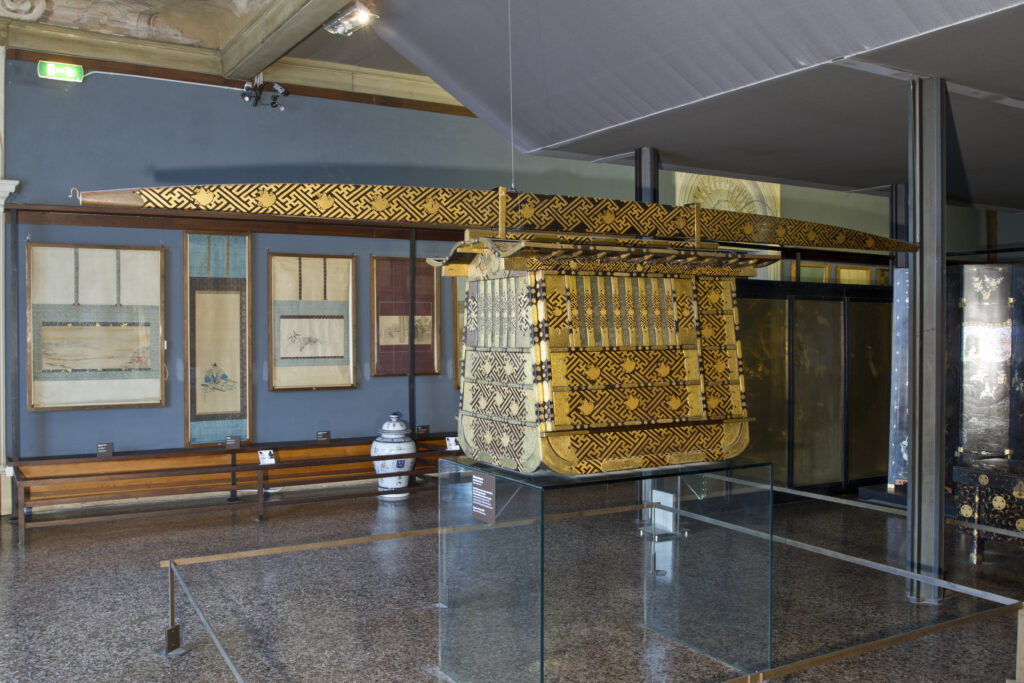 Portantina in lacca per dama (onna norimono), vista d’insieme.