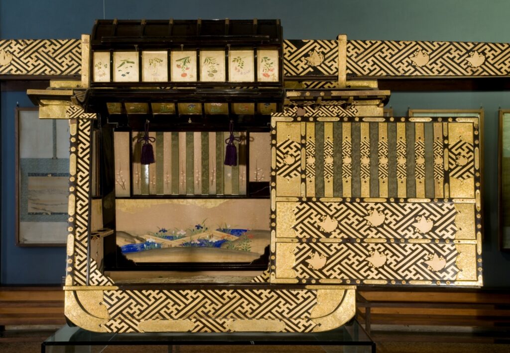 Portantina: interno con seduta e rivestimenti.