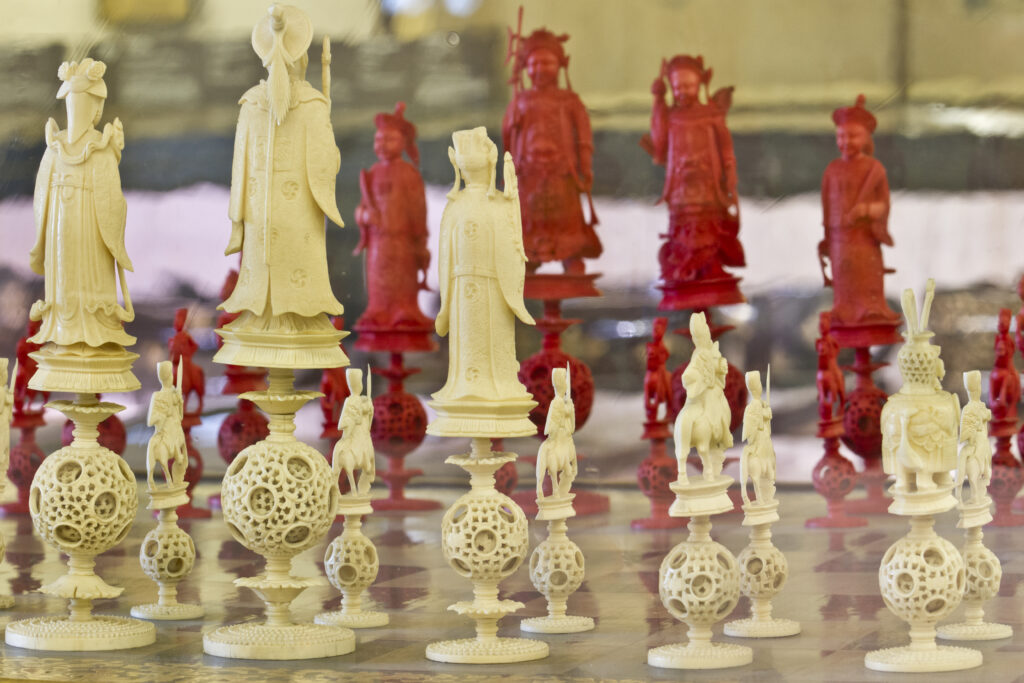 Scacchiera in lacca con pedine in avorio intagliato e dipinto, Cina, dinastia Qing.