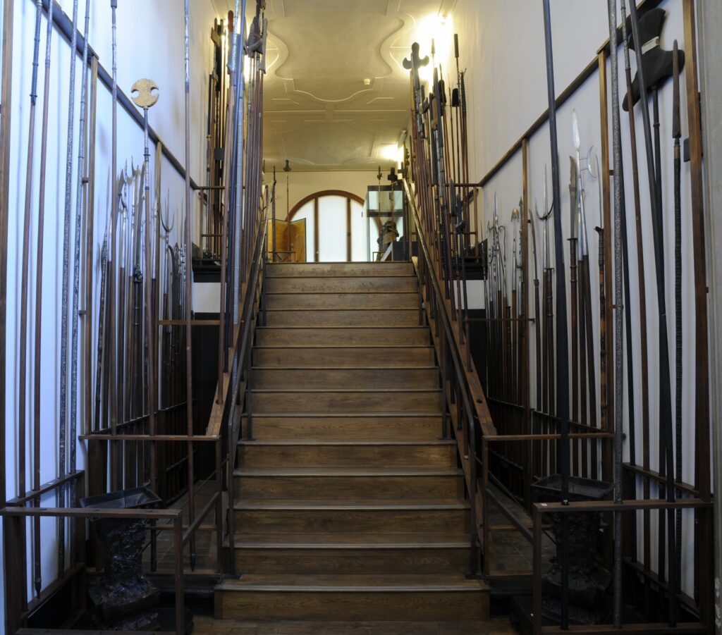 Scalinata d’ingresso con armi inastate cinesi (alle pareti) e giapponesi (lungo le gradinate)