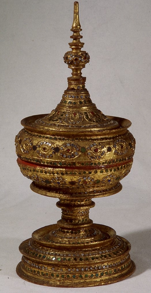 Hsunok: portaofferte in lacca dorata, Birmania, XIX secolo, altezza 50 cm.