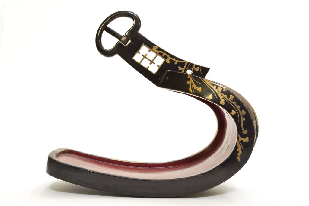 Staffa da parata in lacca: vista d’insieme (foto 1).