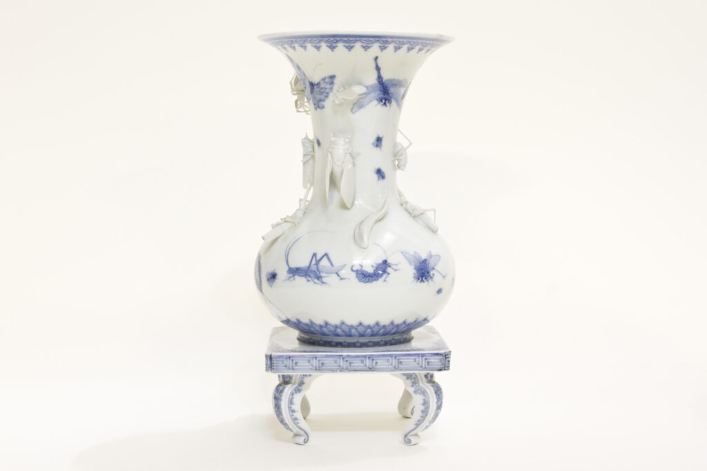 Vaso in porcellana bianca e blu Hirado (XVIII–XIX secolo).