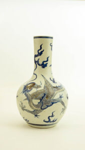 Vaso con drago dorato