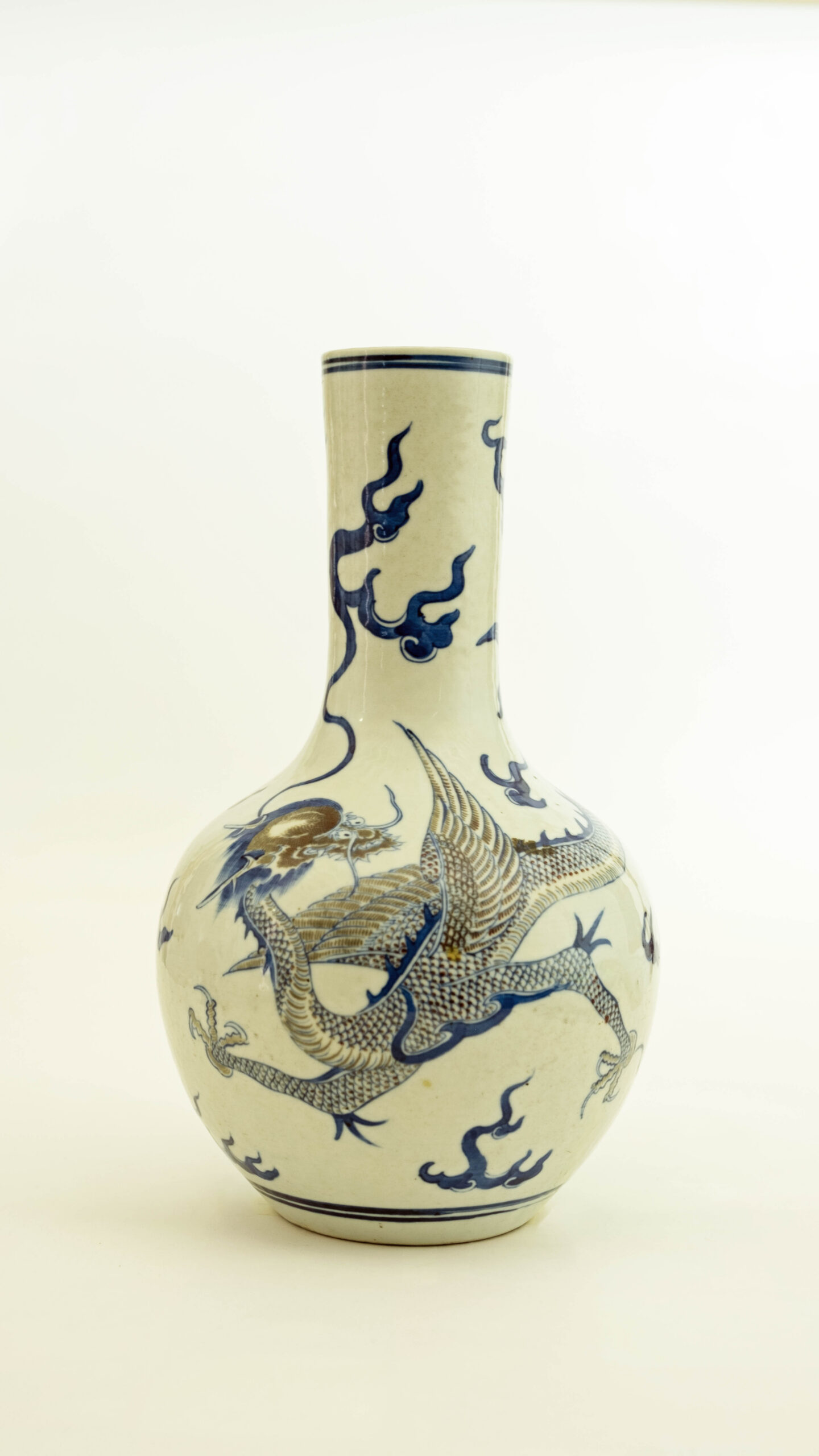 Vaso con drago dorato
